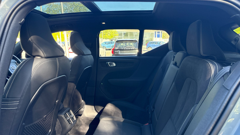 Volvo XC40 2.0 B4P Ultimate Dark 5dr Auto Petrol Estate
